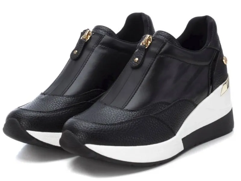 SNEAKERS CON CUÑA XTI EN NEGRO.14187401